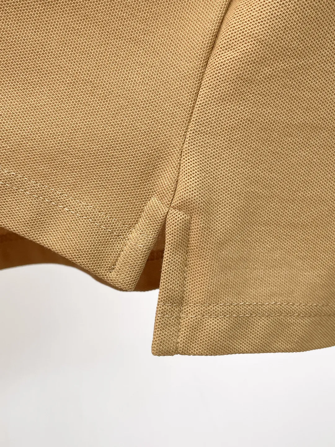 BURBERRY New Arrival Polo shirt, complete with three labels, original fabric, original customized accessories, official Same Style, using 210 grams of pure cotton pique fabric, customized same-tank dyed fabric, very comfortable and smooth to the touch, very wide and stylish, produced by a first-line brand on behalf of Factory, imported Behringer embroidery machine, embroidery is full and textured, imported Kangli direct-injection machine, printing is clear and textured, the collar rib is woven with imported yarn It will not lose shape after being worn for a long time. It is the most New Arrival style in spring and summer. It is fashionable and individual. It is super Versatile and looks good. It is very suitable for both men and women. It is a must-have for everyone. Size: S-XXL